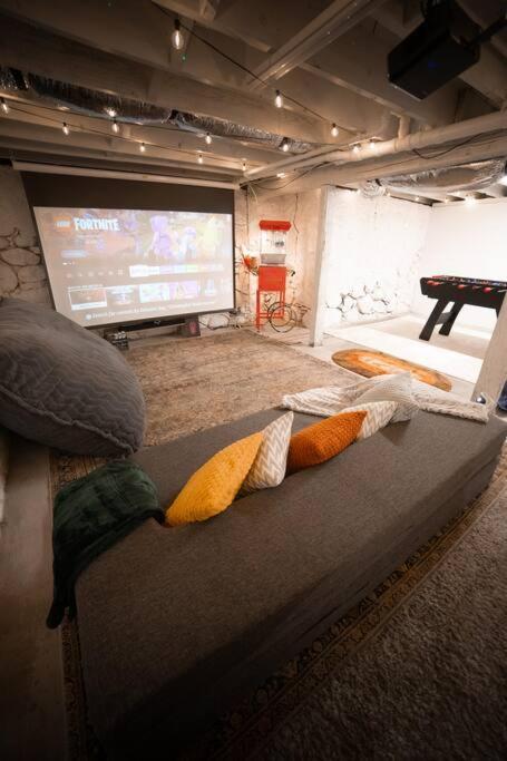 Reno'S Biggest Little House - Cozy Home Theatre 外观 照片